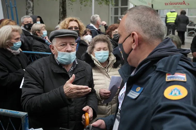 Gužva za cijepljenje na Zagrebačkom velesajmu