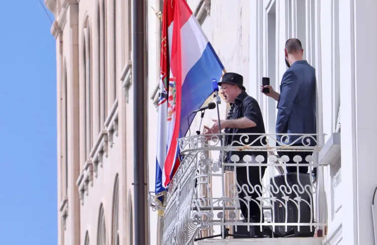 Performans na balkonu: Pogledajte čime Sini&scaron;a Vuco mami svoje birače u Splitu!