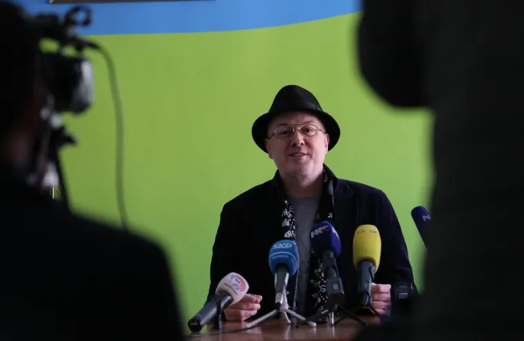 Performans na balkonu: Pogledajte čime Sini&scaron;a Vuco mami svoje birače u Splitu!