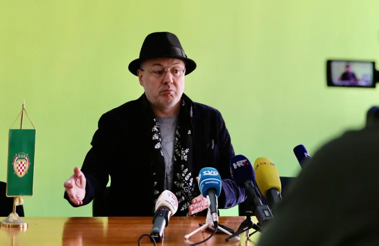 Performans na balkonu: Pogledajte čime Sini&scaron;a Vuco mami svoje birače u Splitu!