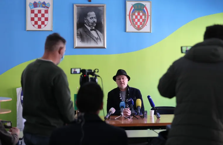 Performans na balkonu: Pogledajte čime Sini&scaron;a Vuco mami svoje birače u Splitu!