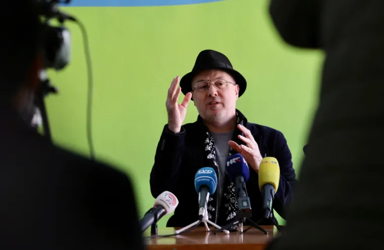 Performans na balkonu: Pogledajte čime Sini&scaron;a Vuco mami svoje birače u Splitu!