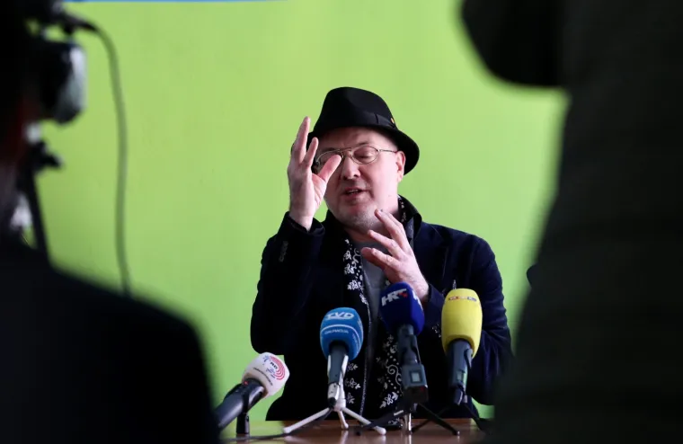 Performans na balkonu: Pogledajte čime Sini&scaron;a Vuco mami svoje birače u Splitu!