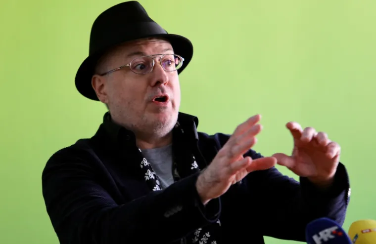 Performans na balkonu: Pogledajte čime Sini&scaron;a Vuco mami svoje birače u Splitu!