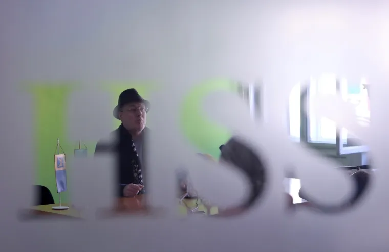 Performans na balkonu: Pogledajte čime Sini&scaron;a Vuco mami svoje birače u Splitu!