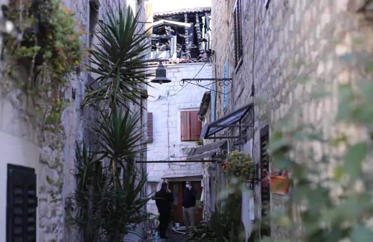 Požar u staroj gradskoj jezgri: Poginuo vlasnik kuće, žena i vatrogasac ozlijeđeni