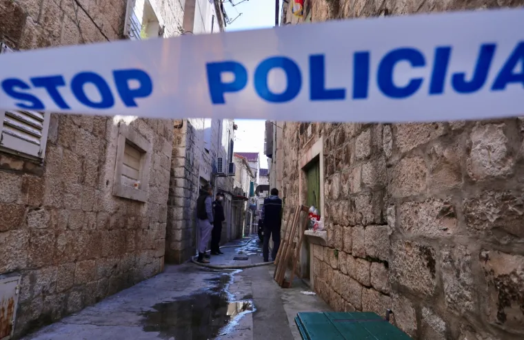 Požar u staroj gradskoj jezgri: Poginuo vlasnik kuće, žena i vatrogasac ozlijeđeni