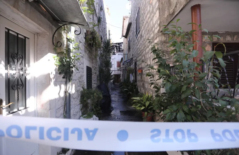 Požar u staroj gradskoj jezgri: Poginuo vlasnik kuće, žena i vatrogasac ozlijeđeni