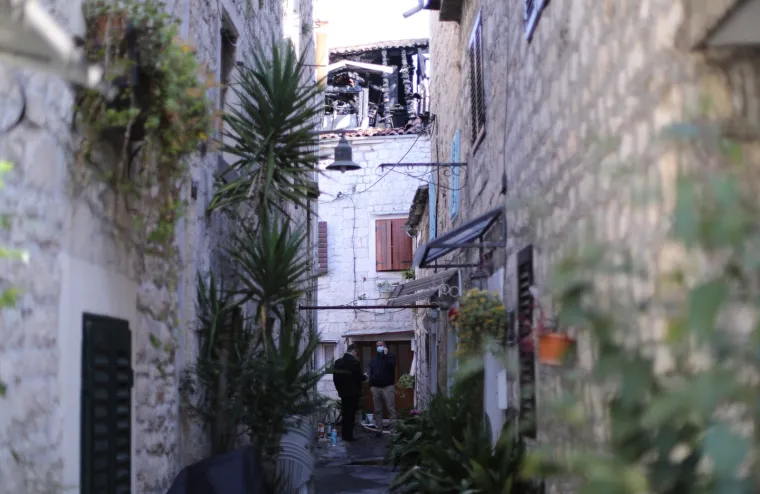 Požar u staroj gradskoj jezgri: Poginuo vlasnik kuće, žena i vatrogasac ozlijeđeni