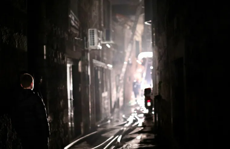 Požar u staroj gradskoj jezgri: Poginuo vlasnik kuće, žena i vatrogasac ozlijeđeni