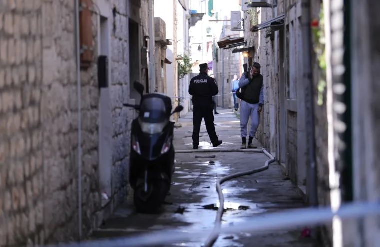 Požar u staroj gradskoj jezgri: Poginuo vlasnik kuće, žena i vatrogasac ozlijeđeni