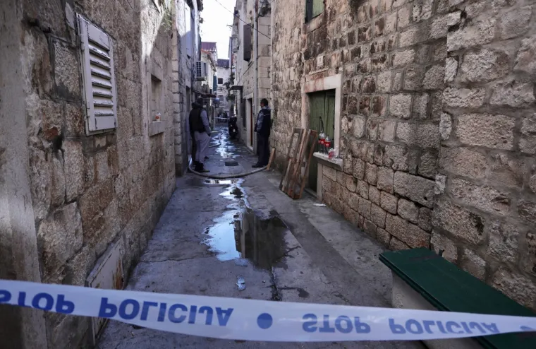 Požar u staroj gradskoj jezgri: Poginuo vlasnik kuće, žena i vatrogasac ozlijeđeni