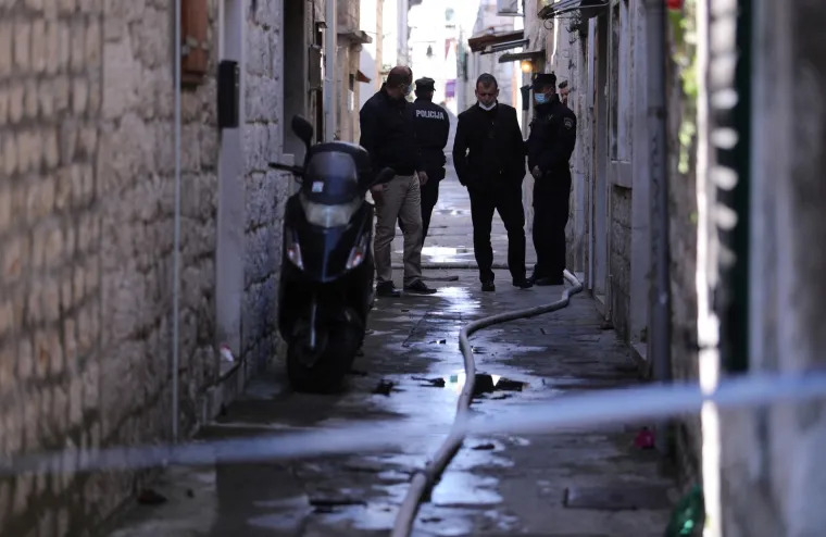 Požar u staroj gradskoj jezgri: Poginuo vlasnik kuće, žena i vatrogasac ozlijeđeni