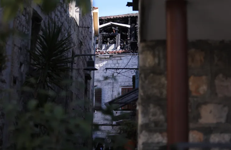 Požar u staroj gradskoj jezgri: Poginuo vlasnik kuće, žena i vatrogasac ozlijeđeni