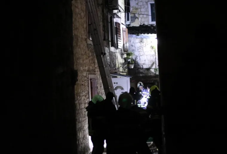 Požar u staroj gradskoj jezgri: Poginuo vlasnik kuće, žena i vatrogasac ozlijeđeni