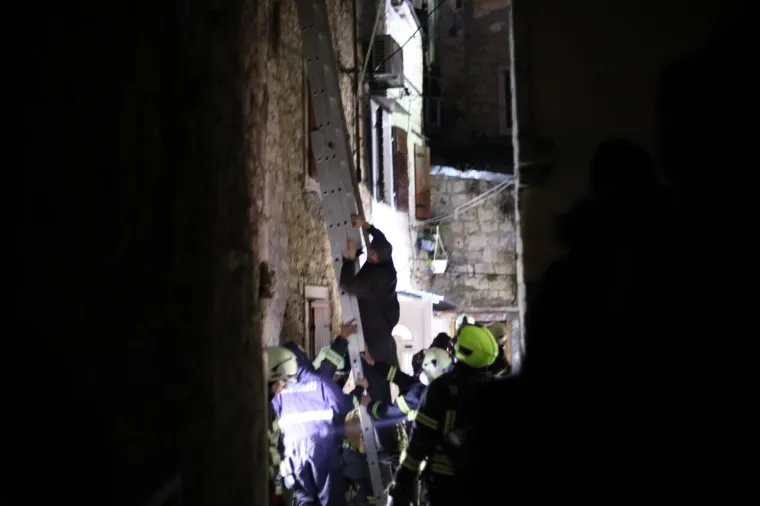 Požar u staroj gradskoj jezgri: Poginuo vlasnik kuće, žena i vatrogasac ozlijeđeni