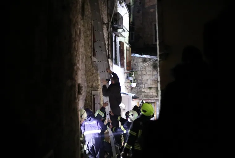 Požar u staroj gradskoj jezgri: Poginuo vlasnik kuće, žena i vatrogasac ozlijeđeni