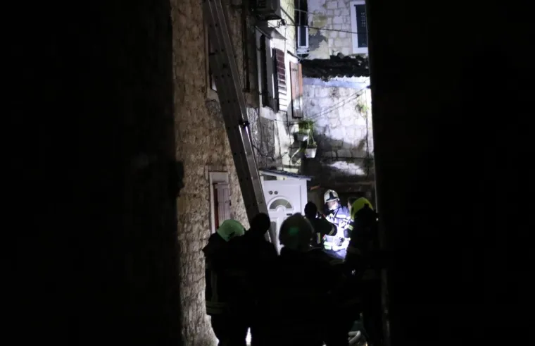 Požar u staroj gradskoj jezgri: Poginuo vlasnik kuće, žena i vatrogasac ozlijeđeni