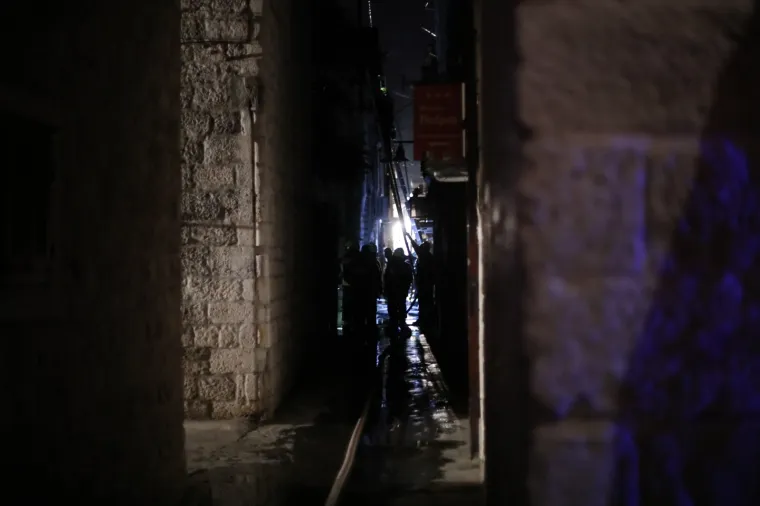 Požar u staroj gradskoj jezgri: Poginuo vlasnik kuće, žena i vatrogasac ozlijeđeni