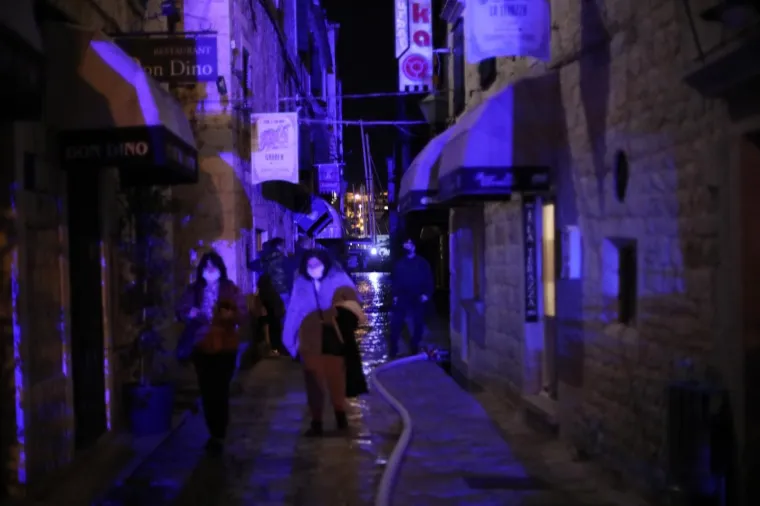 Požar u staroj gradskoj jezgri: Poginuo vlasnik kuće, žena i vatrogasac ozlijeđeni