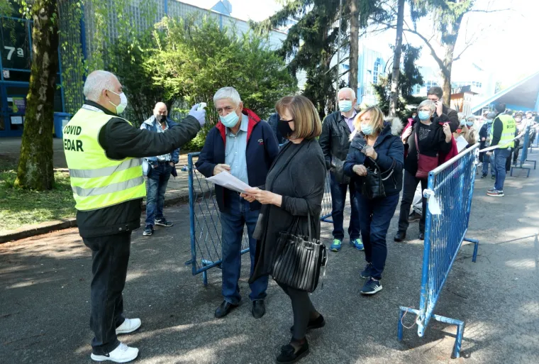Zagreb: I dalje su velike gužve na Velesajmu zbog masovnog cijepljenja protiv COVID-a