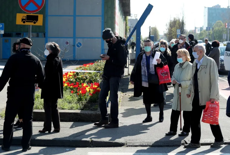 Zagreb: I dalje su velike gužve na Velesajmu zbog masovnog cijepljenja protiv COVID-a