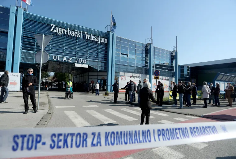 Zagreb: I dalje su velike gužve na Velesajmu zbog masovnog cijepljenja protiv COVID-a
