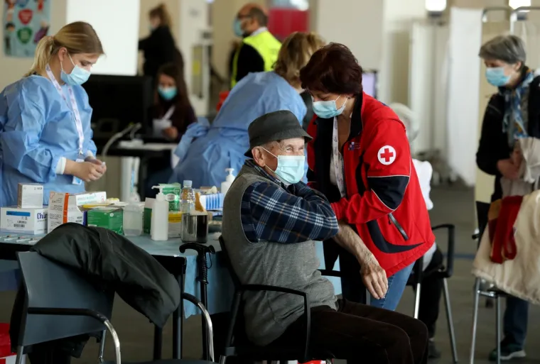 Zagreb: I dalje su velike gužve na Velesajmu zbog masovnog cijepljenja protiv COVID-a