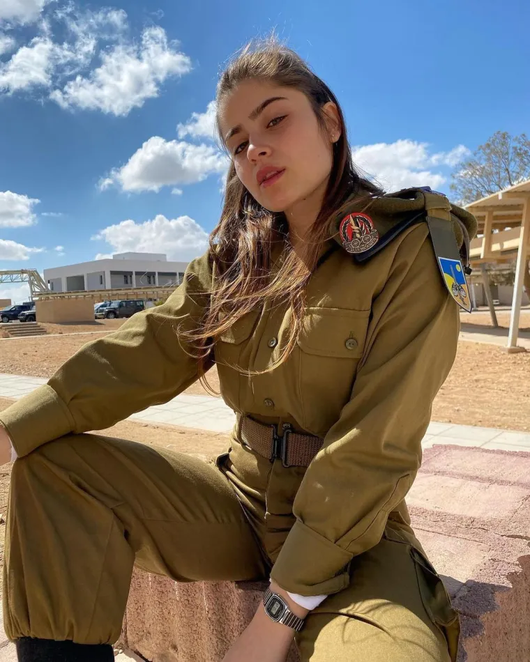 NJIMA SE SAMO LUD ČOVJEK NE BI PREDAO: Ove ljepotice su prave pravcate vojnikinje i u njih bismo pucali Amorovim strelicama