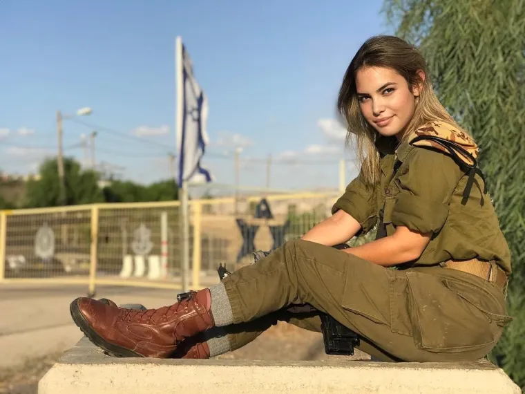 NJIMA SE SAMO LUD ČOVJEK NE BI PREDAO: Ove ljepotice su prave pravcate vojnikinje i u njih bismo pucali Amorovim strelicama