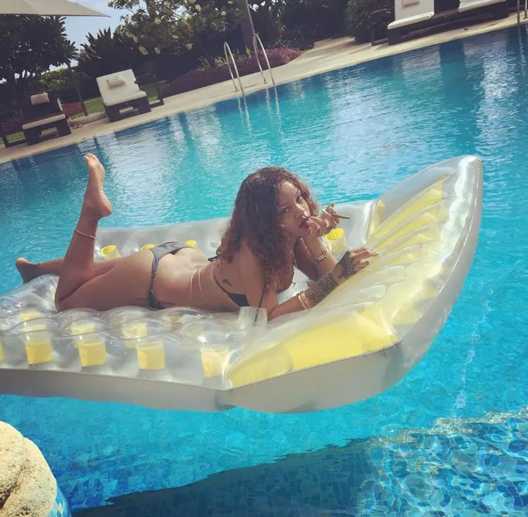 Rihanna voli zapaliti joint i kada je na bazenu, to ju, kako kaže, posebno opušta FOTO: Profimedia