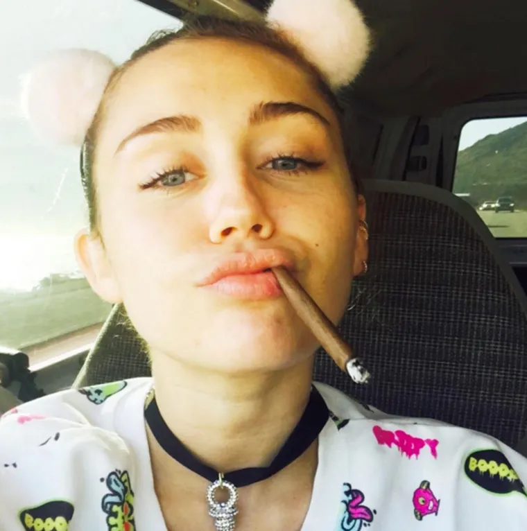 Miley Cyrus je tijekom nastupa na MTV EMA dodjeli nagrada 2014. godine, zapalila džoint na sred scene FOTO: Profimedia