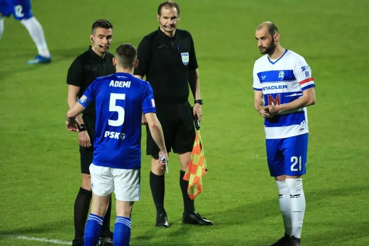 U derbiju 30. kola Prve HNL Osijek i Dinamo su u Gradskom vrtu odigrali 1:1 nakon čega su "Modri" zadržali dva boda prednosti uz utakmicu manje.  Bio je to sjajan okr&scaron;aj dvije najbolje hrvatske momčadi. Dinamo je poveo već u petoj minuti golom Lovre Majera, a izjednačio je Ante Erceg u 64. minuti.