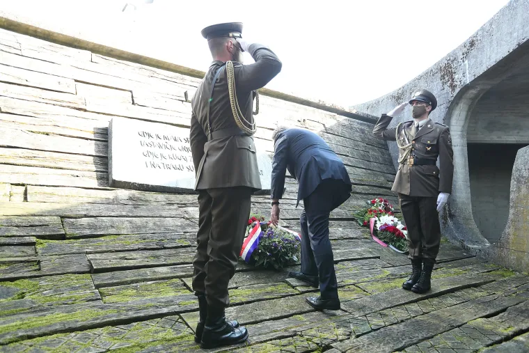 U Jasenovcu je danas nekoliko kolona, a prvi je stigao premijer Plenković: 'Vlada je protiv usta&scaron;kih simbola'
