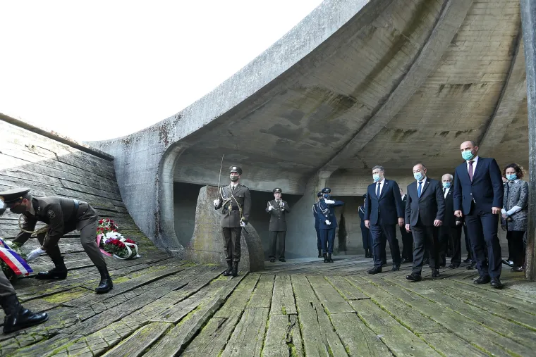 U Jasenovcu je danas nekoliko kolona, a prvi je stigao premijer Plenković: 'Vlada je protiv usta&scaron;kih simbola'