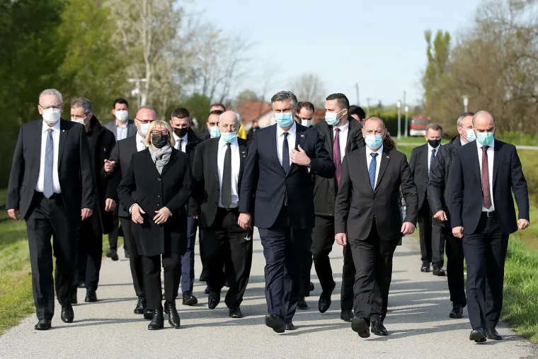 U Jasenovcu je danas nekoliko kolona, a prvi je stigao premijer Plenković: 'Vlada je protiv usta&scaron;kih simbola'