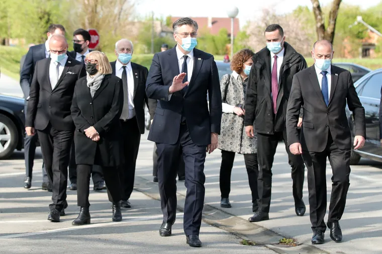 U Jasenovcu je danas nekoliko kolona, a prvi je stigao premijer Plenković: 'Vlada je protiv usta&scaron;kih simbola'