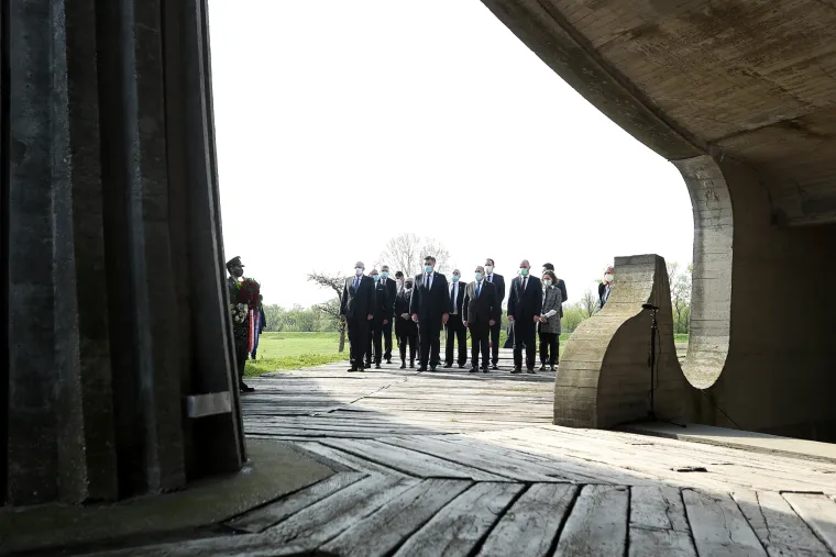 U Jasenovcu je danas nekoliko kolona, a prvi je stigao premijer Plenković: 'Vlada je protiv usta&scaron;kih simbola'