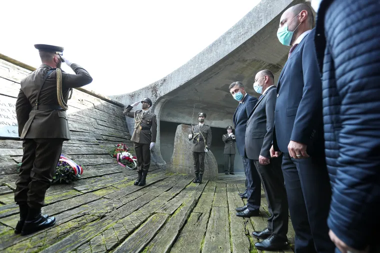 U Jasenovcu je danas nekoliko kolona, a prvi je stigao premijer Plenković: 'Vlada je protiv usta&scaron;kih simbola'