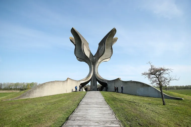 U Jasenovcu je danas nekoliko kolona, a prvi je stigao premijer Plenković: 'Vlada je protiv usta&scaron;kih simbola'