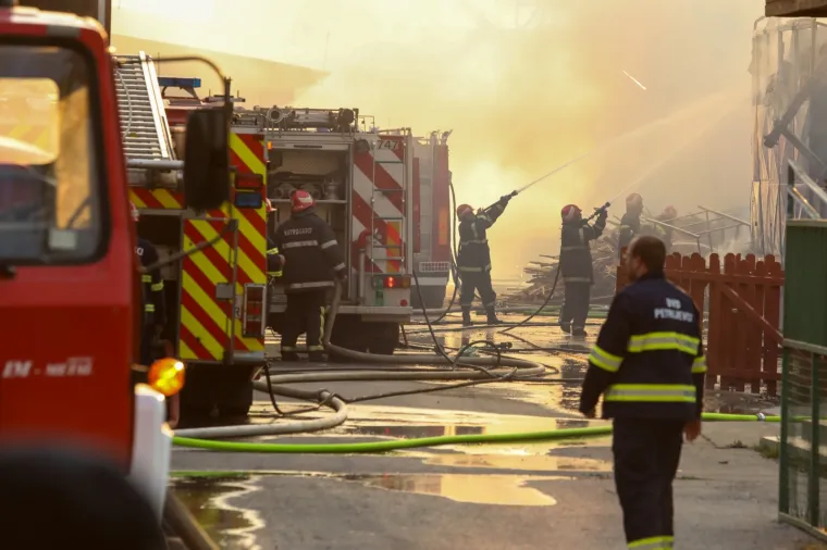 40 vatrogasaca se bori s požarom u Valpovu: Nema ozlijeđenih