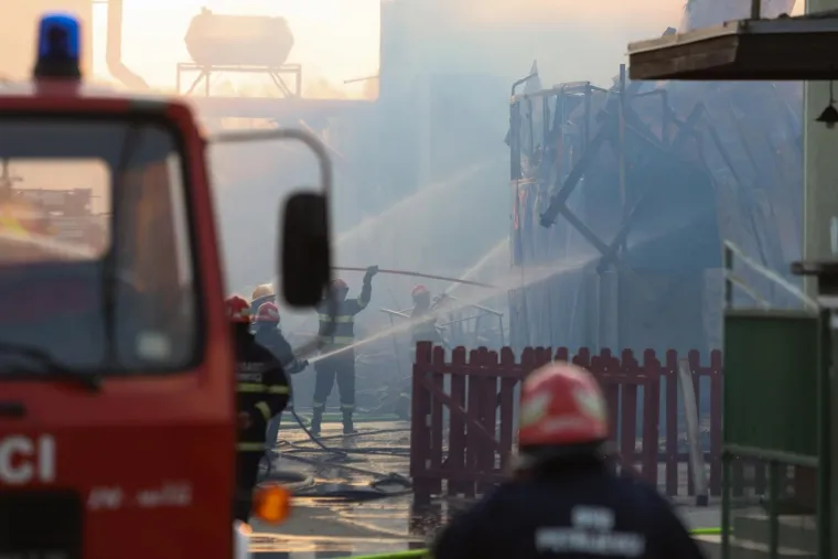 40 vatrogasaca se bori s požarom u Valpovu: Nema ozlijeđenih
