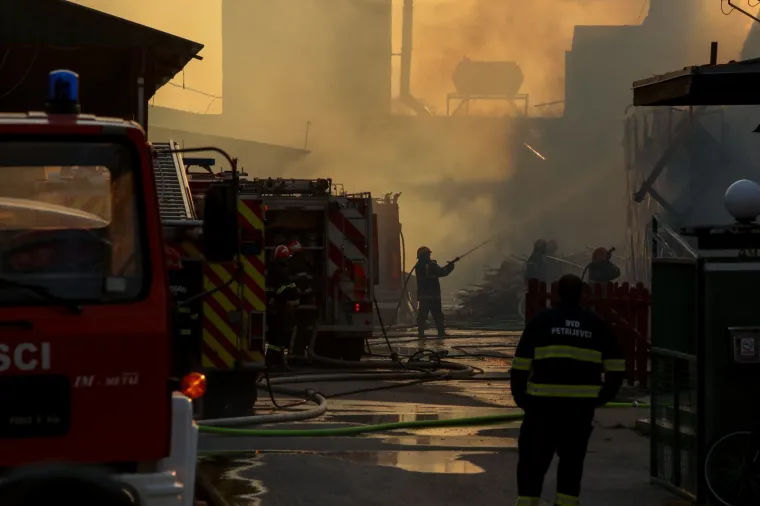40 vatrogasaca se bori s požarom u Valpovu: Nema ozlijeđenih