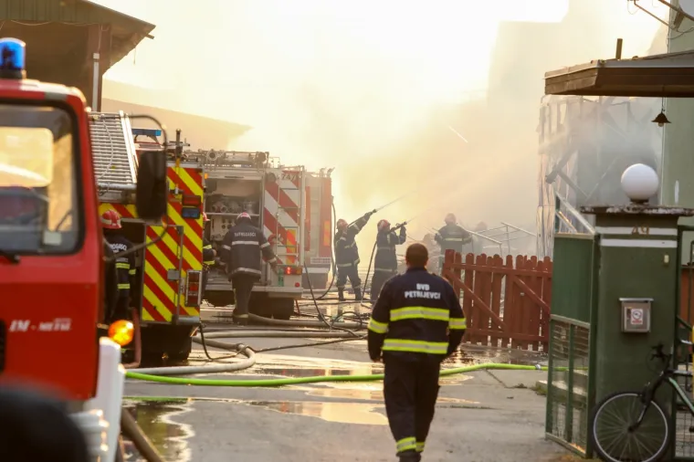 40 vatrogasaca se bori s požarom u Valpovu: Nema ozlijeđenih