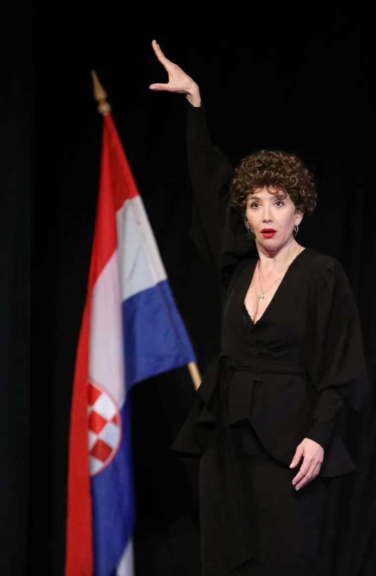 HNK u Šibeniku ugostio je kazalište Moruzgva i glumicu Eciju Ojdanić, koja se predstavila monodramom "Vla Vla Vlajland-cabaret".