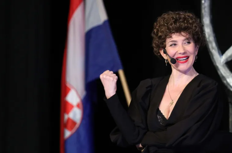 NESTAŠNI GRUDNJAK ECIJE OJDANIĆ: Lijepa glumica zagolicala maštu u vamp kombinaciji, posebnu pažnju privukao dekolte