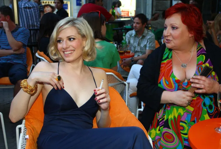 1.07.2008., Zagreb - Izlozba fotografija Marka Grubisica. Jelena Veljaca i Elizabeta Gojan. 
Photo: Petar Glebov/24sata