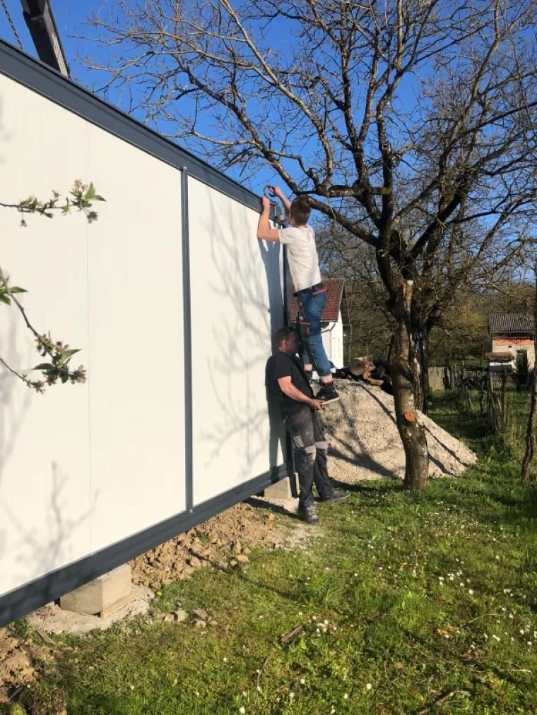 Sjećate se bake Ankice iz Gline? Ne samo da je dobila novi dom, već i novog cimera