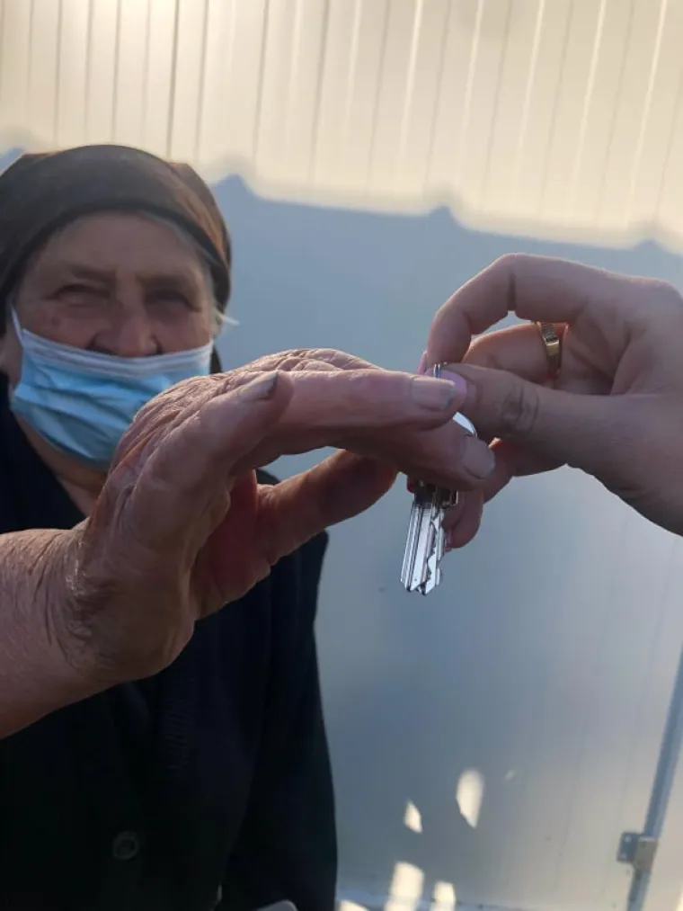 Sjećate se bake Ankice iz Gline? Ne samo da je dobila novi dom, već i novog cimera