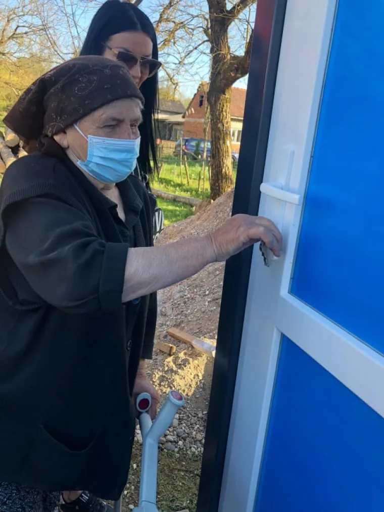 Sjećate se bake Ankice iz Gline? Ne samo da je dobila novi dom, već i novog cimera